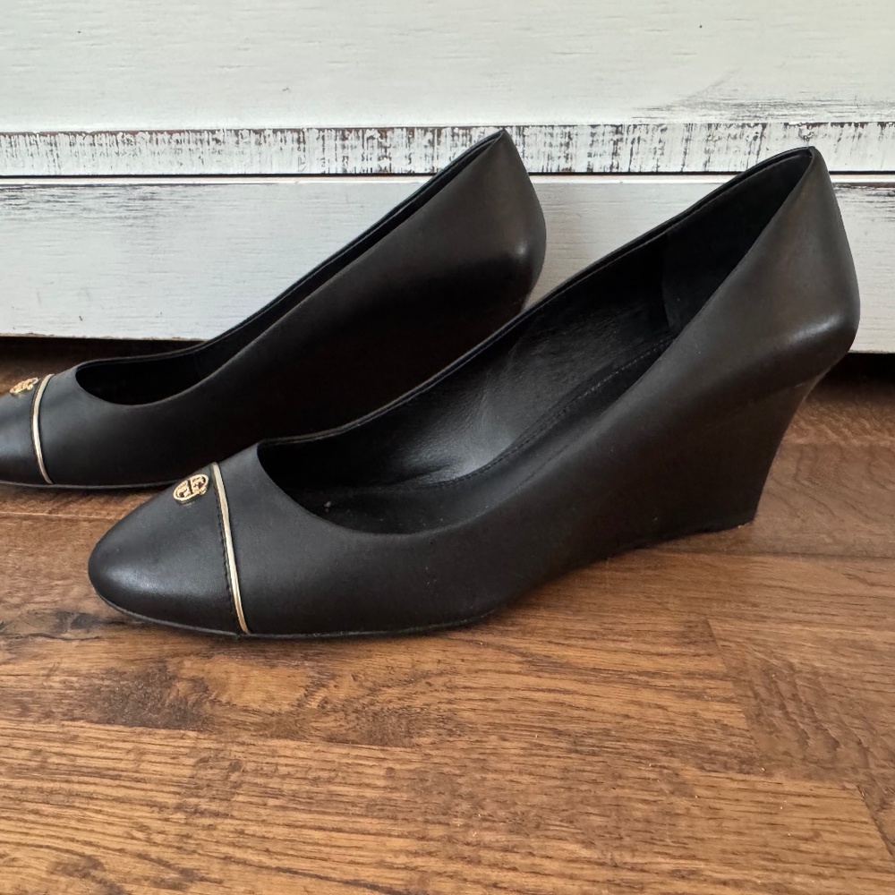 Tory Burch Tiffy Black Leather Wedge Pumps Gold Logo Cap Toe‎ Women's Size 8.5 - Picture 3 of 6